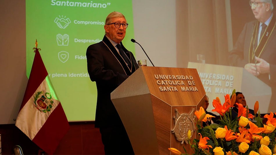 El presidente de UNIR manifestando palabras de agradecimiento por la distinción.