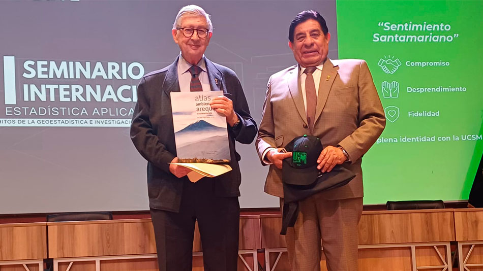 Al finalizar su conferencia, el presidente de UNIR recibió varios presentes de manos de Máximo Rondón Rondón, vicerrector de investigación de la UCSM.