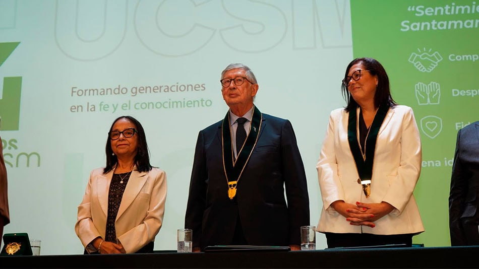 Rafael Puyol después de la imposición de la medalla de la UCSM.