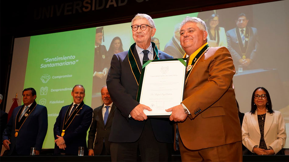 Rafael Puyol posa con el diploma de acreditación como Profesor Honorario tras recibirlo del rector Luis Carlos Arce.