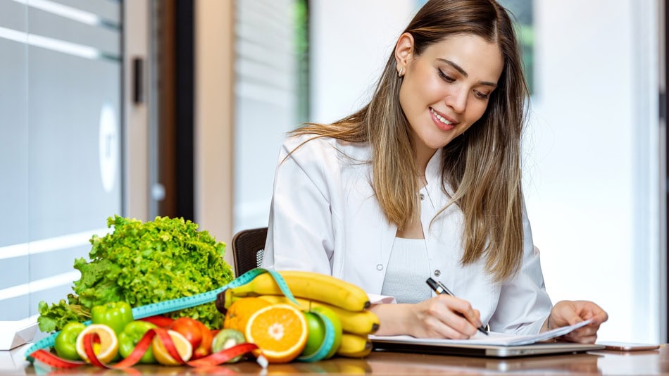Un nutriólogo y un nutricionista son profesionales que ayudan con la alimentación y en el Perú son sinónimos
