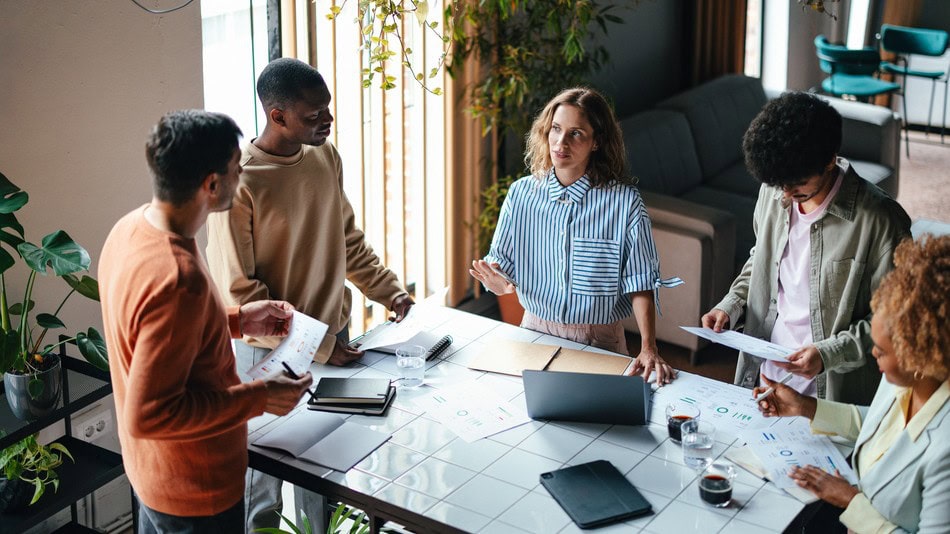 Un proyecto de inversión es un conjunto planificado de actividades que exige la asignación de recursos (financieros, humanos, técnicos) con el propósito de generar beneficios futuros o solucionar una necesidad concreta