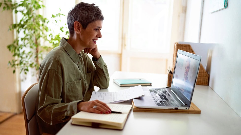 Las personas mayores que deciden continuar su desarrollo profesional más allá de los 50 años gozan de múltiples beneficios