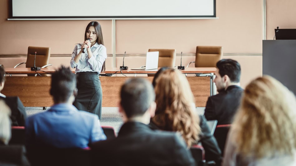 La retórica es el arte de usar el lenguaje para persuadir, convencer o influir a otras personas