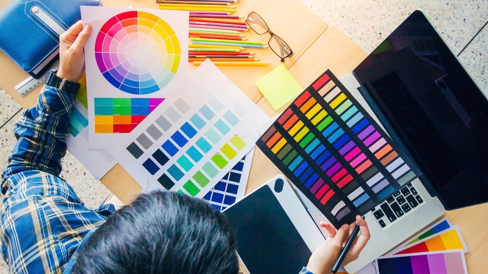 La teoría del color es el estudio que nos ayuda a entender cómo funcionan los colores: cómo se mezclan, cómo se relacionan entre sí y qué sensaciones evocan en quien los ve