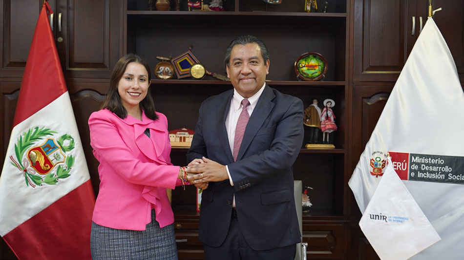 Lesly Shica Seguil, ministra de Desarrollo e Inclusión Social, y el Dr. Martín Santivañez Vivanco, prorrector para América Latina de PROEDUCA.