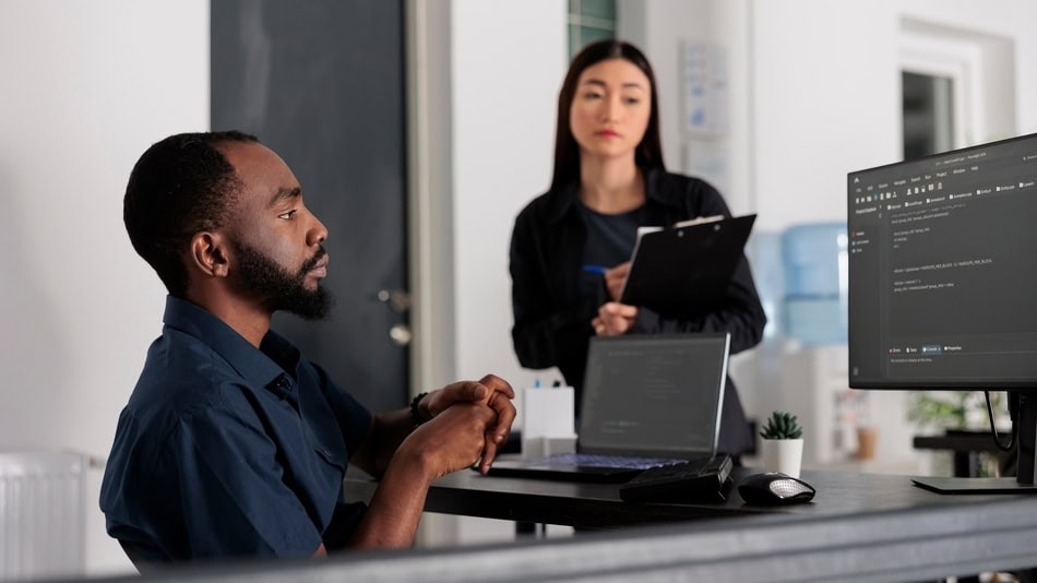 Un arquitecto de sistemas, también conocido como arquitecto de software, es el profesional que diseña cómo debe funcionar toda la tecnología dentro de una empresa