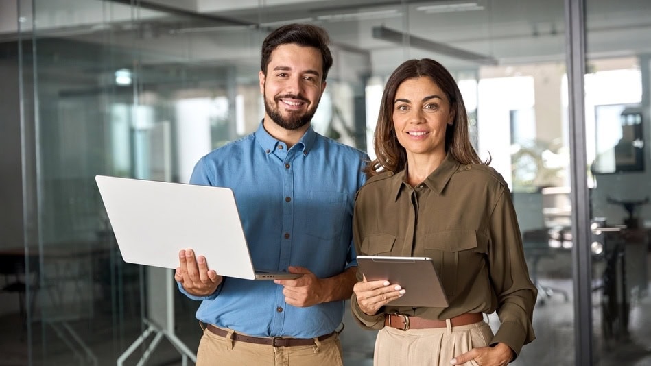 Un consultor en tecnología de la información también se le puede llamar consultor TIC o consultor IT, por sus siglas en inglés