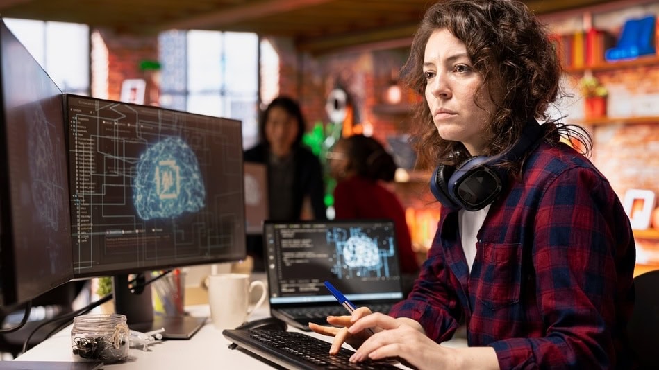 Un desarrollador de IA es el profesional que crea, adapta y lleva a la práctica sistemas basados en inteligencia artificial (IA)