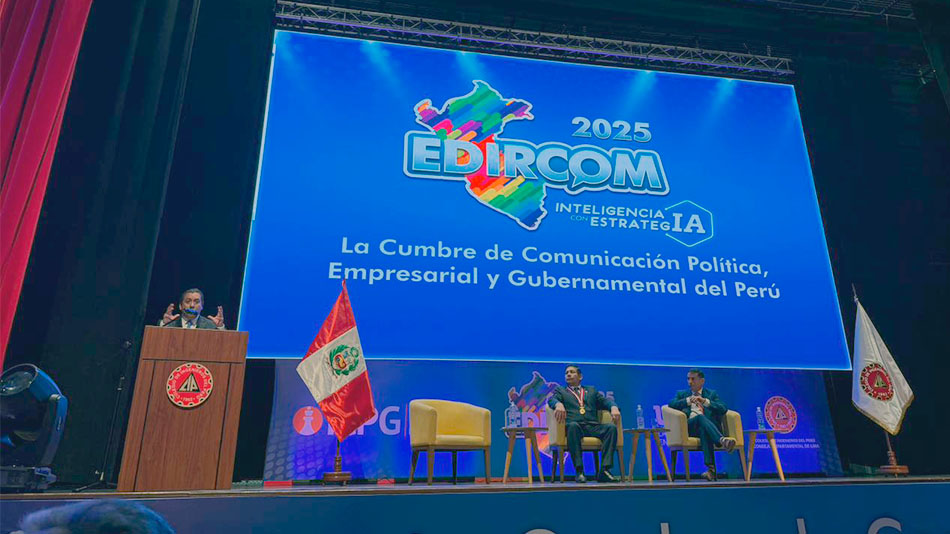 El Dr. Martín Santivañez durante su intervención en el evento.