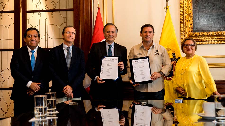 De izquierda a derecha: Martín Santivañez, Luis Marín, Pablo Pastor, Renzo Andrés Reggiardo Barreto y Fabiola Morales.