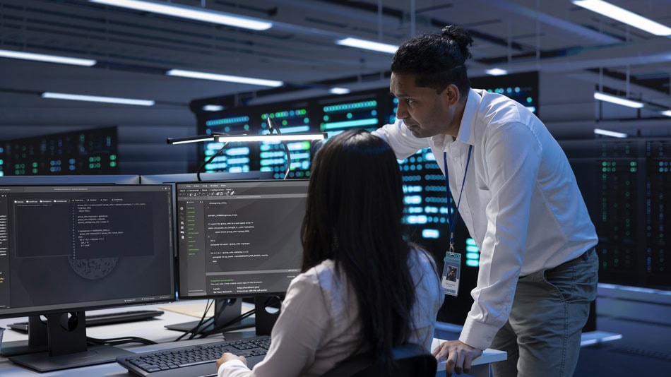 Un analista de ciberseguridad es el experto encargado de salvaguardar los sistemas, redes y datos de una entidad frente a brechas en la seguridad, asaltos digitales o accesos no permitidos