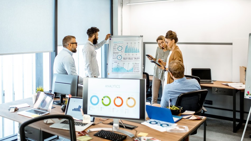 Un analista de mercado es el profesional que estudia datos, comportamientos de consumo y movimientos del mercado para ayudar a las empresas a tomar mejores decisiones