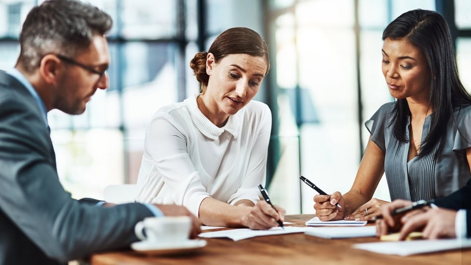 Un asesor político es el profesional que acompaña a un líder, partido o candidato en la toma de decisiones estratégicas