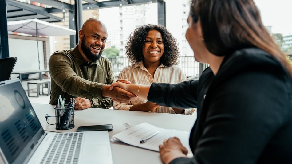 Un consultor de negocios es el profesional que analiza cómo funciona una empresa, detecta qué está fallando y propone mejoras concretas para que crezca, venda más o trabaje mejor