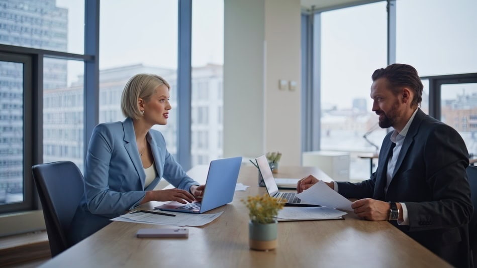 Un jefe de gabinete es el profesional que coordina, organiza y asegura que el trabajo político y técnico de una autoridad