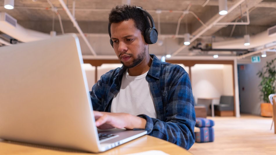 Las opciones de carreras para gente que trabaja existen justamente para quienes quieren seguir estudiando sin dejar el empleo