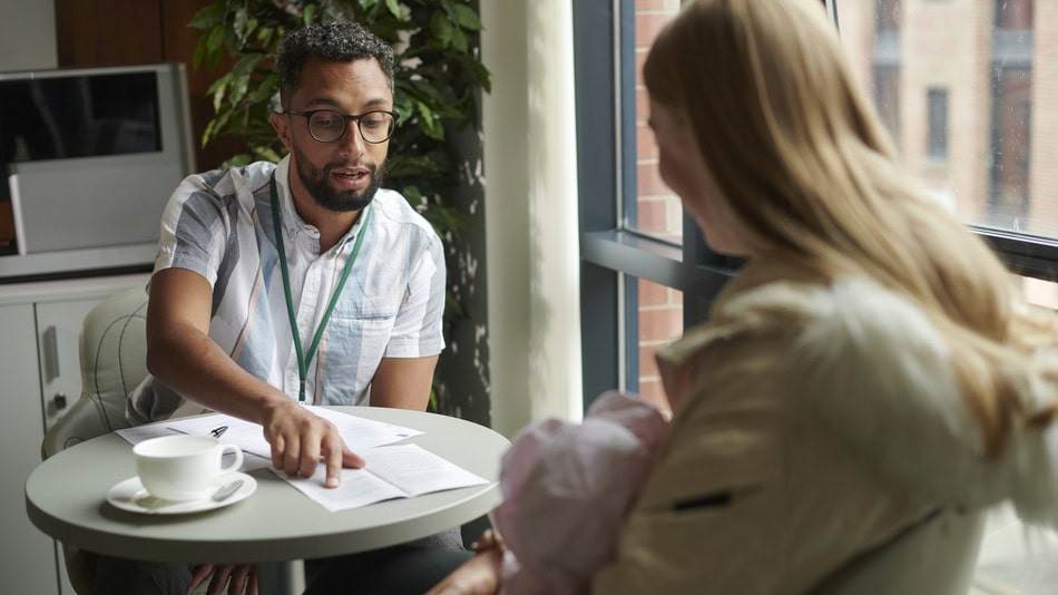 La labor del asistente social combina la vocación de servicio con una formación científica en Trabajo Social