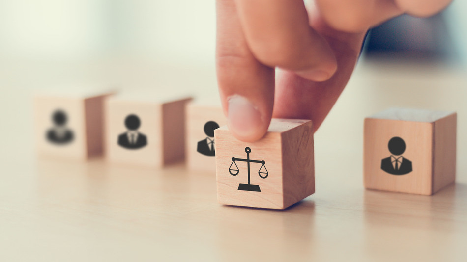 La relaci&oacute;n entre administraci&oacute;n p&uacute;blica y derecho administrativo es directa y constant