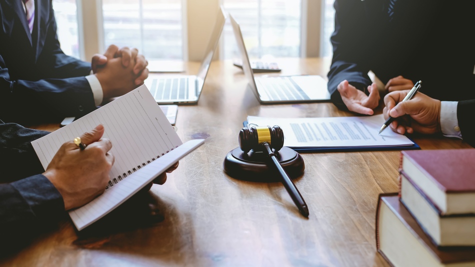 El derecho administrativo regula el funcionamiento del Estado y protege los derechos de los ciudadanos ante la administración pública