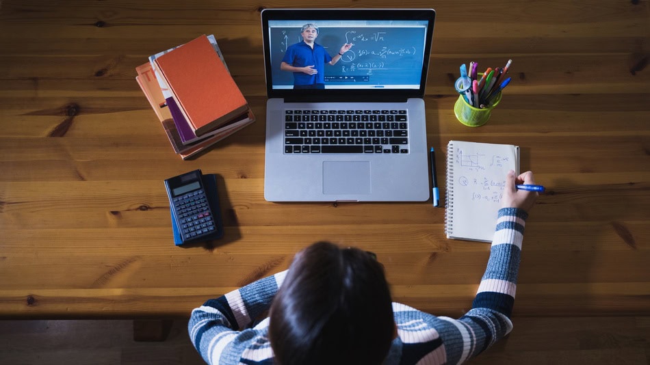 La diferencia entre educación virtual vs educación presencial es, simplemente, aprender en un aula física o bien hacerlo desde la pantalla