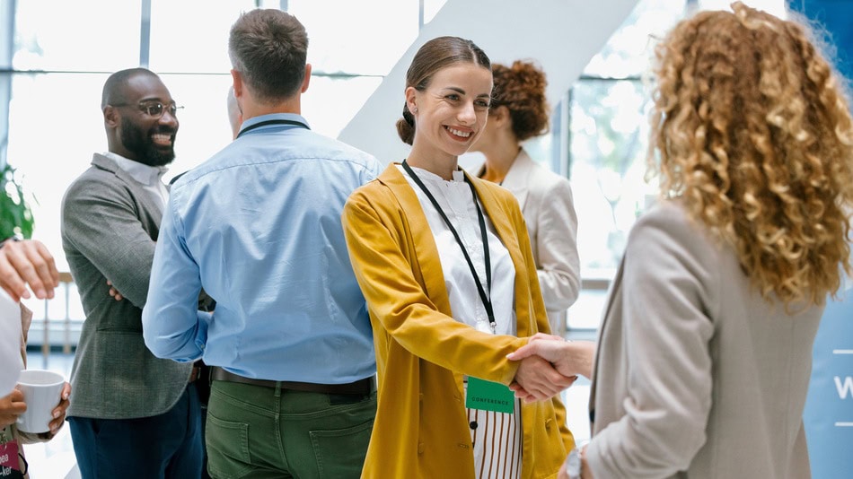 El networking consiste en crear y mantener contactos profesionales que puedan ayudarte a crecer en tu carrera