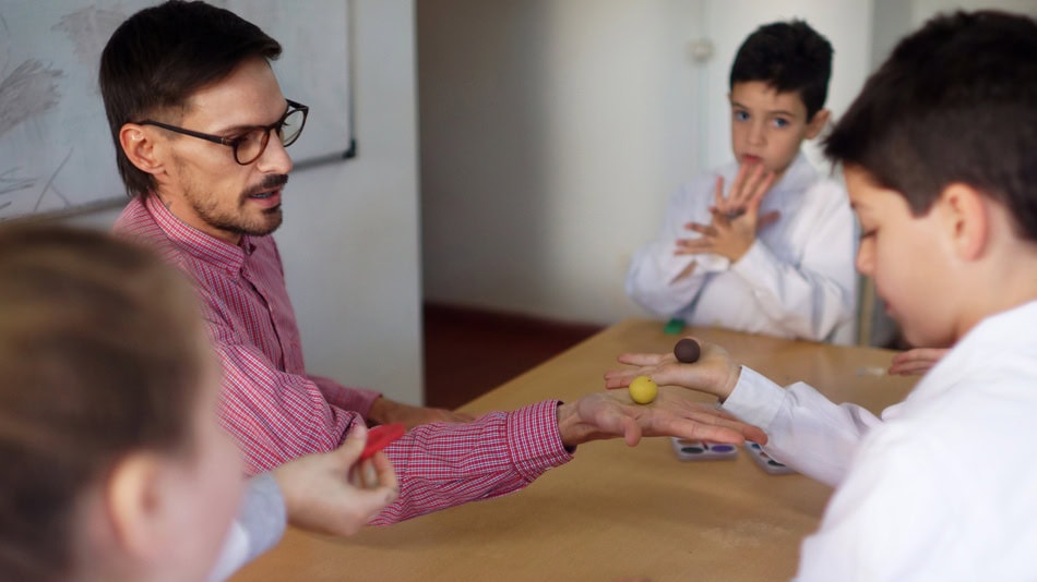 El neuroeducador es el profesional que aplica conocimientos sobre cómo funciona el cerebro para mejorar la forma en que aprendemos y enseñamos