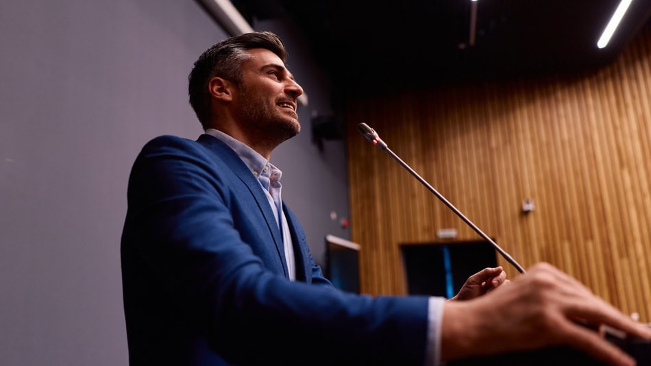 La oratoria es la habilidad esencial de comunicarse con claridad y seguridad frente a una audiencia