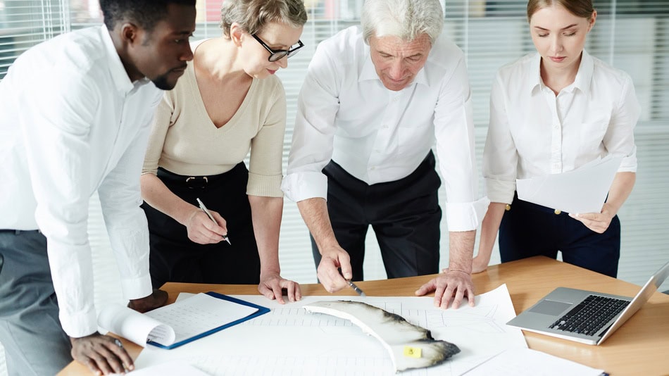 Un perito forense es un profesional que utiliza conocimientos técnicos o científicos para ayudar a resolver un caso judicial