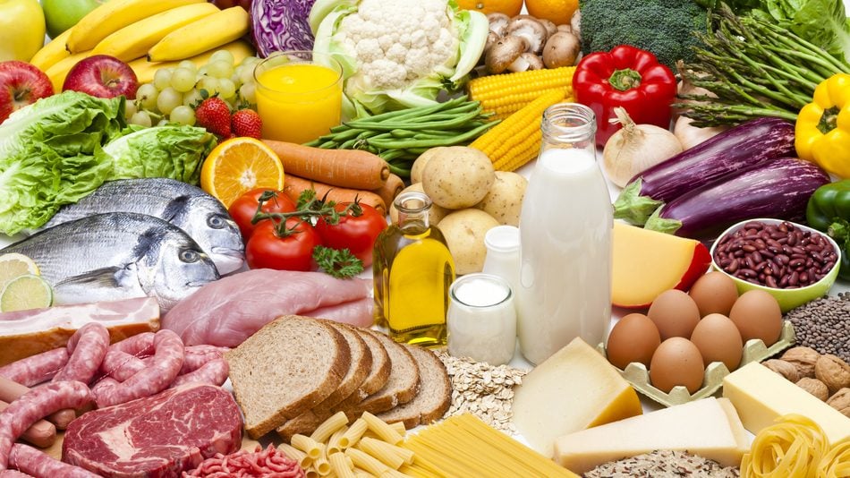 La pirámide alimenticia es una guía visual y sencilla que organiza los alimentos por niveles de consumo