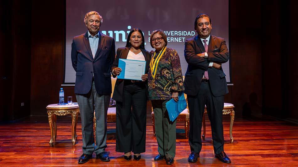De izquierda a derecha: Alejandro Gustavo Jiménez Morales; becaria beneficiada con el programa,; Fabiola Morales y Martín Santivañez.