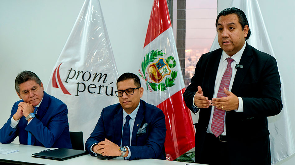 De izquierda a derecha: José Luis Díaz Callirgos gerente general de PROMPERÚ; Freddy Solano, presidente ejecutivo de PROMPERÚ; y Martín Santiváñez, prorrector para América Latina.