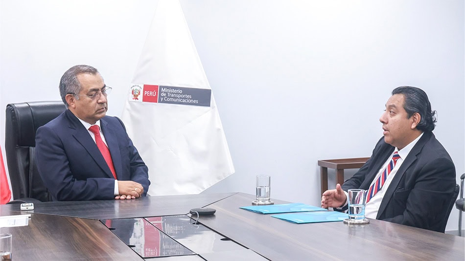 El ministro de Transportes y Comunicaciones, Aldo Prieto Barrera, y el director de Desarrollo Institucional de UNIR, Martín Santivañez Vivanco.