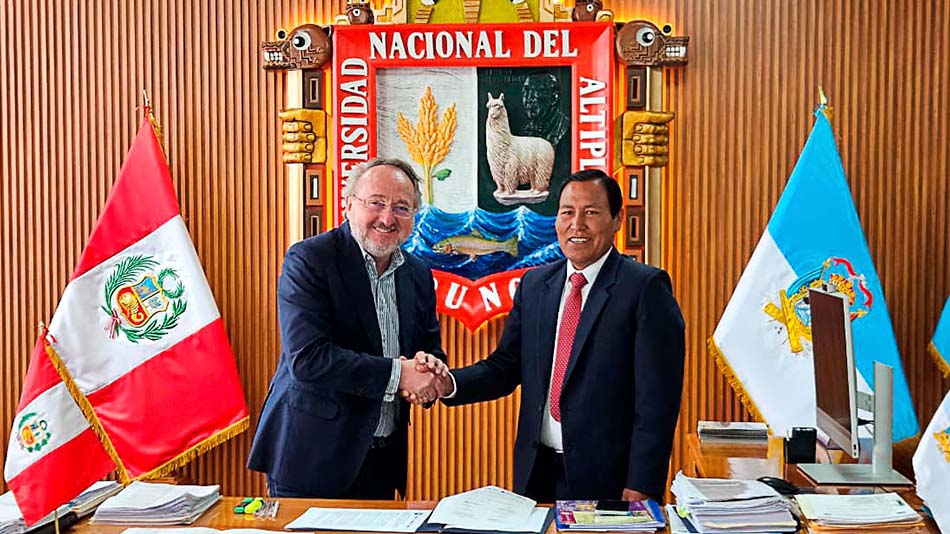 Manuel Herrera, director acad&eacute;mico de Relaciones Internacionales de UNIR, y Paulino Machaca, rector de la UNA-Puno.