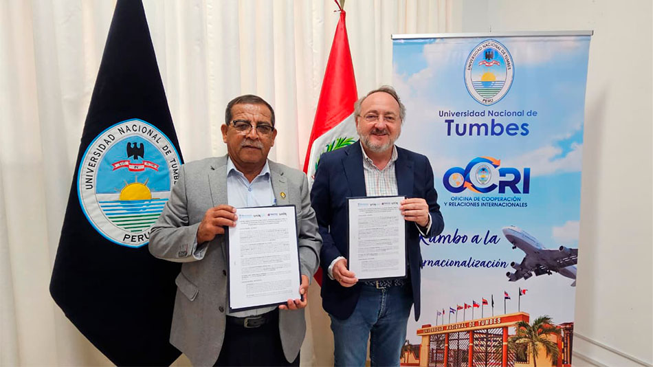Enrique Benites Juárez, rector de UNTUMBES, y Manuel Herrera, director académico de Relaciones Internacionales de UNIR.