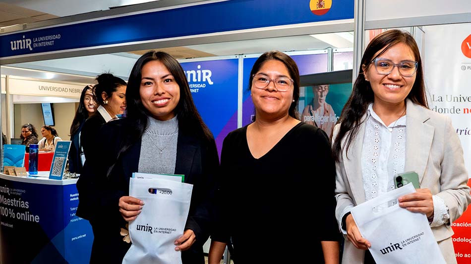 J&oacute;venes sonrientes tras obtener informaci&oacute;n en el stand de UNIR.