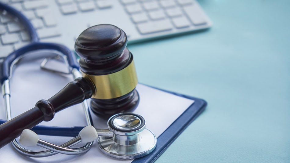 El abogado especialista en Derecho Sanitario vela y resuelve problemas legales relacionados con la salud, hospitales y pacientes