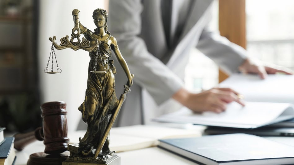 el abogado en derecho sanitario cumple un rol clave en la protección legal del sector salud