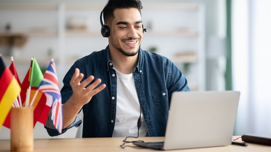 Trabajar como traductor profesional desde casa es una opción real y flexible que requiere preparación especializada