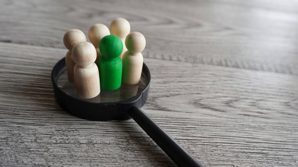 Un focus group es una técnica de investigación que reúne a un pequeño grupo de personas para conversar sobre un tema específico