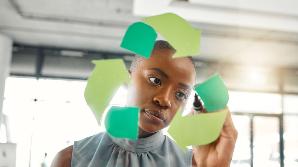 La economía circular es un modelo sostenible de producción y consumo que busca reducir los residuos al mínimo