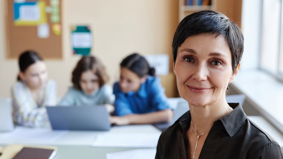 Un pedagogo es el profesional especializado en los procesos de enseñanza y aprendizaje