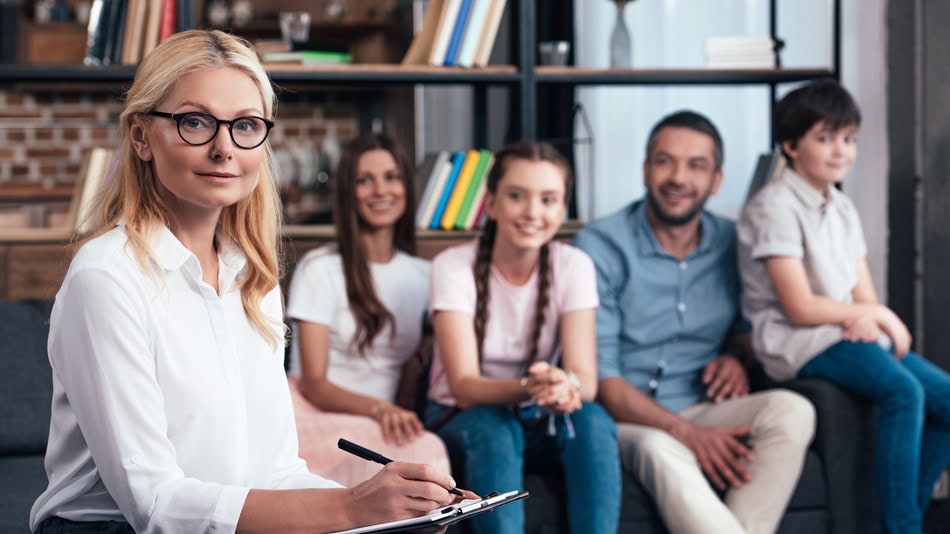 El terapeuta familiar es un profesional clave para mejorar la comunicación, resolver conflictos y fortalecer el bienestar emocional dentro de las familias