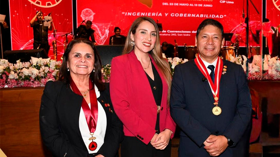 Lourdes del Pilar Carreras Caprile, directora tesorera del Colegio de Ingenieros del Per&uacute;- CDL; Brenda Reyes L&oacute;pez, especialista de Relaciones Institucionales de UNIR; y Edwin Edilberto Chavarri Carahuatay, deecano del Colegio de Ingenieros del Per&uacute;- CDL.