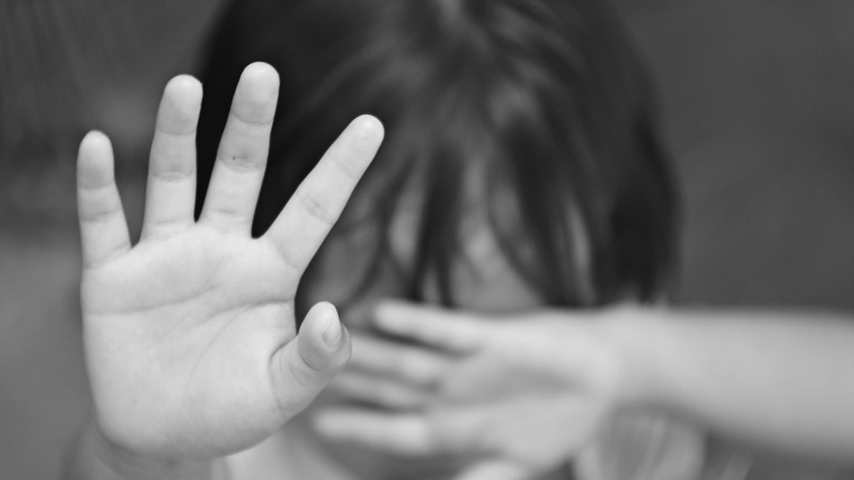 La violencia escolar es toda acción considerada dañina, tanto física, verbal, psicológica o digital, que tenga lugar en el contexto de la escuela o en sus alrededores