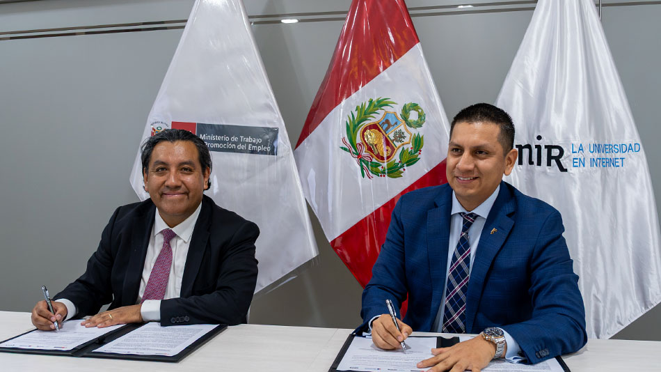 El director de Desarrollo Institucional de UNIR, Mart&iacute;n Santiva&ntilde;ez Vivanco, a la izquierda, y el ministro de Trabajo y Promoci&oacute;n del Empleo, Freddy Solano Gonz&aacute;lez.
