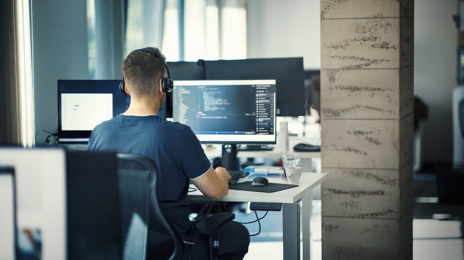 La arquitectura de software es la forma en que se organiza y estructura un programa o sistema informático para que funcione correctamente