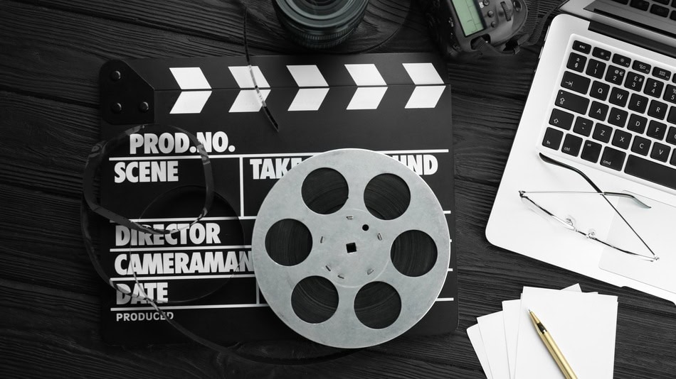 Un guionista de cine es el profesional responsable de desarrollar las historias, personajes y diálogos fundamentales para las producciones audiovisuales