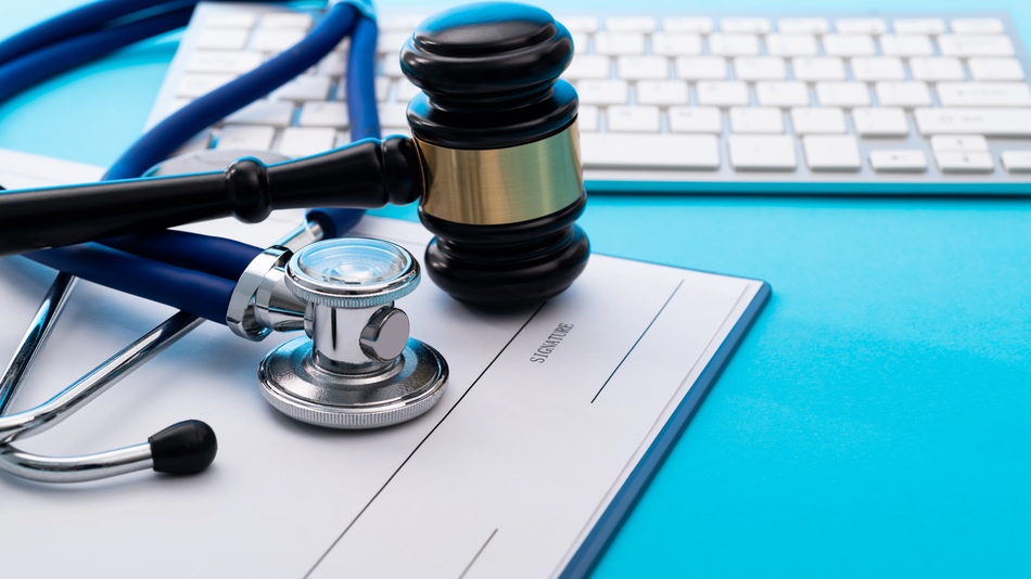 El derecho médico peruano es la rama del derecho que regula la relación entre los profesionales de la salud (llámense médicos, enfermeros y terapeutas), los pacientes y las instituciones sanitarias