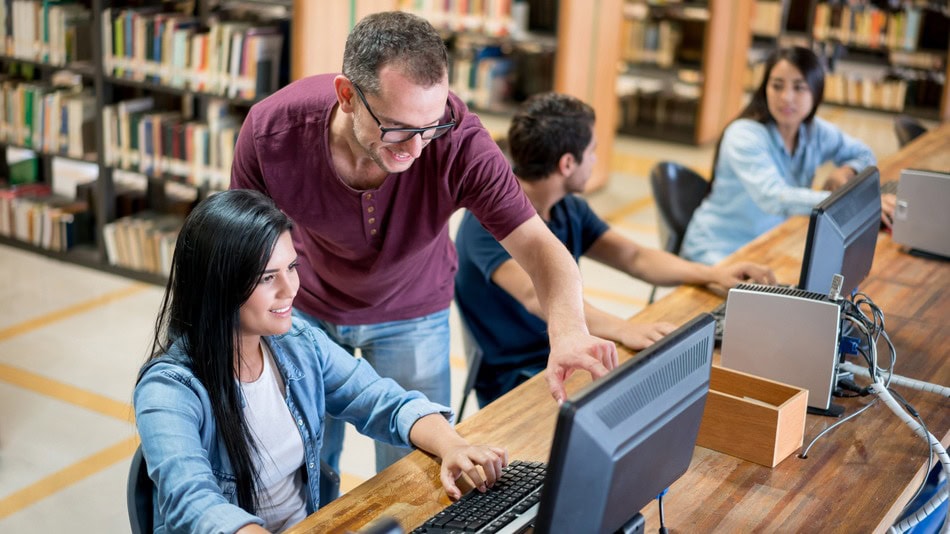 Un bibliotecario es el profesional que organiza, conserva y facilita el acceso a libros, documentos y otros recursos de información